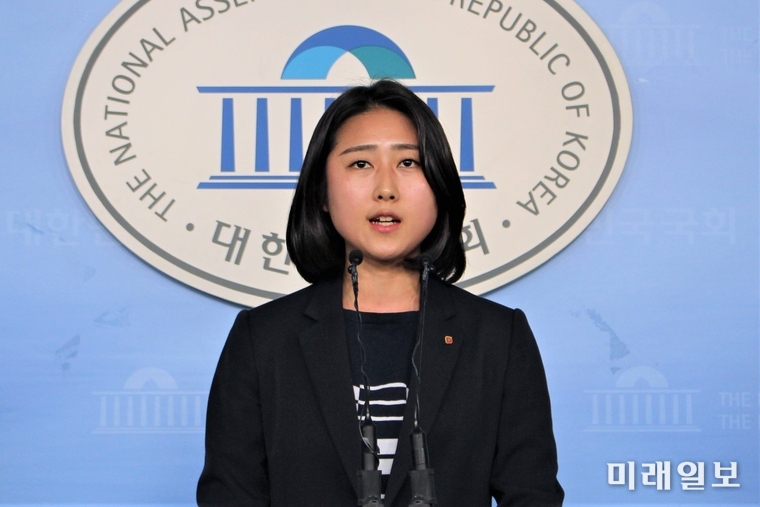이은혜 민중당 대변인이 9일 오전 국회 정론관에서 삼성바이오로직스 분식회계 의혹에 대한 논평을 하고 있다./사진=김정현 기자