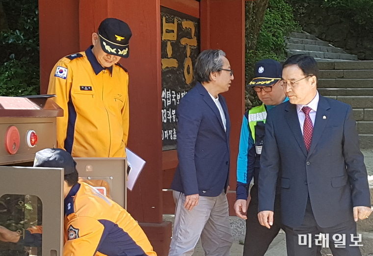 변수남 전라남도소방본부장이 부처님 오신 날을 앞두고 9일 전통사찰을 방문해 화재 취약요인 확인 및 안전관리 현장지도를 펼쳤다. / 사진=전남도 제공