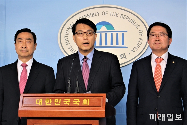 자유한국당 북핵외교안보특위 전옥현 자문위원(왼쪽부터), 윤상현 부위원장, 백승주 의원은 10일 오전 국회 정론관에서 기자회견을 하고 있다./사진=김정현 기자