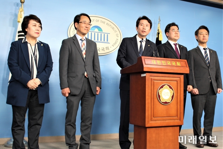 이인영 더불어민주당 원내대표가 10일 오후 국회 정론관에서 4기 원내대표단 기자회견에서 이원욱 신임 원내수석부대표를 소개하고 있다. 왼쪽부터 정춘숙 원내대변인, 이원욱 원내수석부대표, 이인영 원내대표, 박찬대 원내대변인, 김영호 원내부대표./사진=김정현 기자