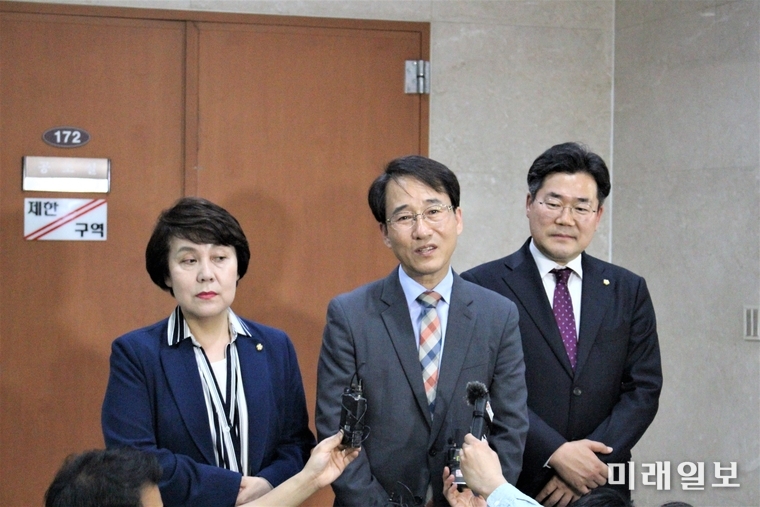 이원욱 더불어민주당 신임 원내수석부대표(가운데)가 10일 오후 국회 정론관에서 기자회견 후 취재진의 질문에 답하고 있다./사진=김정현 기자