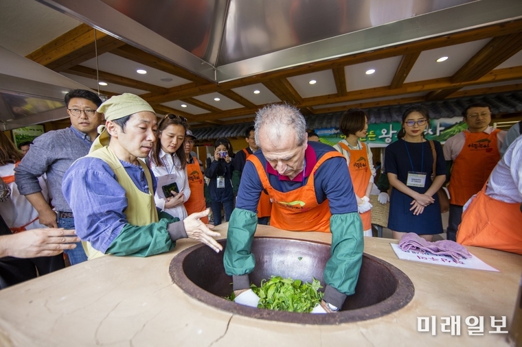 외국인 차만들기 체험/사진=하동군 제공