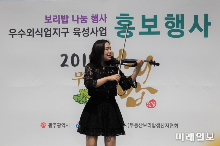 김유진이 전자바이올린을 화려한 퍼포먼스와 함께 공연하고 있는 있다. / 사진=이중래 기자