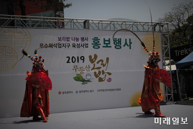 하누리예술단의 중국전통극 변검 공연 모습 / 사진=이중래 기자