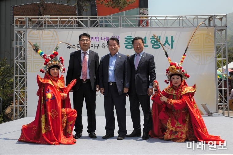 구종천 광주동구부청장과 박종균 의장, 김승재 무등산보리밥생산자협회 회장과 하누리예술단의 노은정 단장과 함께 기념촬영하고 있다. / 사진=이중래 기자