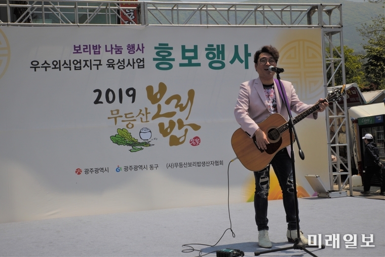 7080 통기타 가수 김동규의 공연 모습 / 사진=이중래 기자