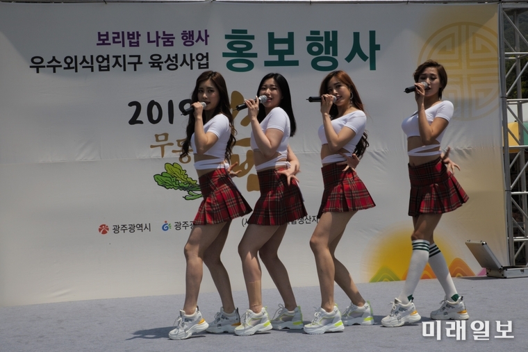 4인조 여성 걸그룹 레이디티가 열창을 하고 있다. / 사진=이중래 기자