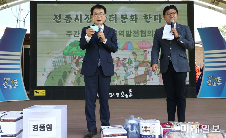 이승옥 강진군수가 지난9일 강진읍 오감통 야외공연장에서 펼쳐진 2019년 장터문화 한마당 행사에서 경품 추첨을 하고 있다. / 사진=강진군 제공