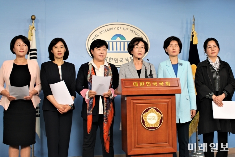 더불어민주당 이재정․박경미․서영교․김상희․백혜련․제윤경 의원이 13일 오전 국회 정론관에서 나경원 자유한국당 원내대표의 여성 혐오발언과 관련해 사퇴를 촉구하는 기자회견을 하고 있다./사진=김정현 기자