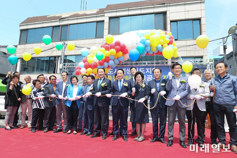 광주 동구가 13일 충장로 일원 도시재생 거점시설인 (가칭)충장센터 기공식을 임택 청장, 박주선 국회의원, 박종균 의장 등 상인, 주민 등 100여명이 참석한 가운데 개최했다. / 사진=동구 제공