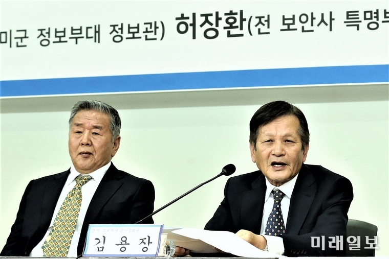 김용장 전 미군 501정보여단 방첩부대 군사정보관(오른쪽)과 허장환 전 보안사 특명부장이 13일 오후 국회의원회관에서 '5.18은 계획된 시나리오였다'는 특별기자회견을 하고 있다./사진=사단법인 국회기자단(가칭) 윤의일 기자