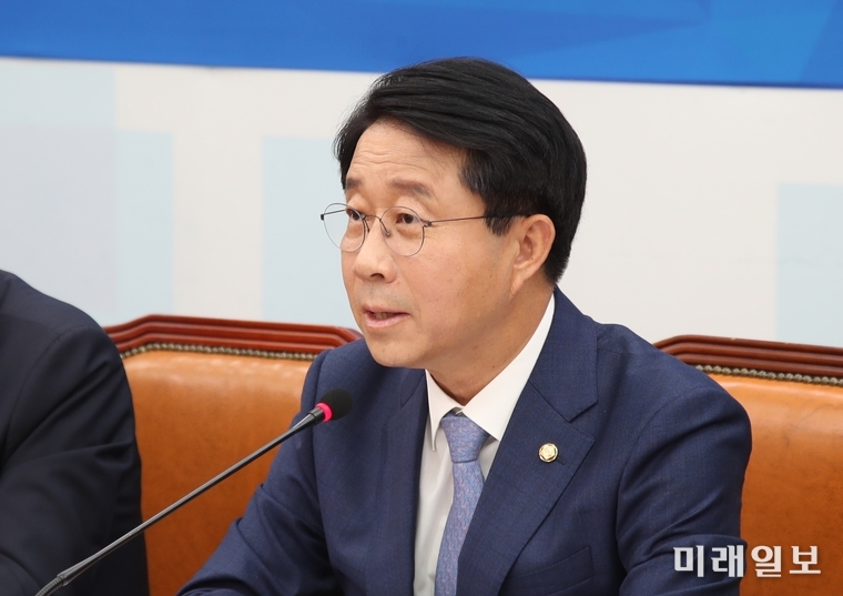 조정식 더불어민주당 정책위의장이 14일 국회에서 열린 원내대책회의에서 발언하고 있다./사진=사단법인 국회기자단(가칭) 김진혁 기자