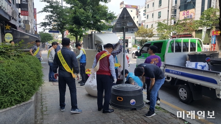 광주광역시는 2019광주세계수영선수권대회를 대비하고 도시미관을 정비하기 위해 14일 유관기관과 공동으로 불법 광고물 정비활동을 실시했다. / 사진=광주시 제공