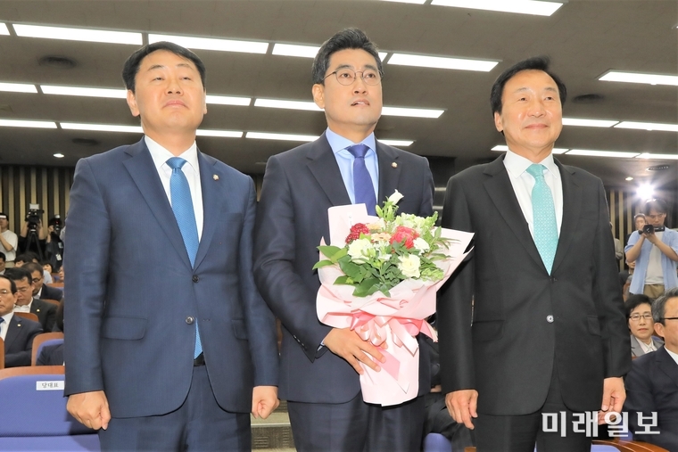 오신환 바른미래당 신임 원내대표(가운데)가 15일 오전 서울 여의도 국회에서 열린 의원총회에서 당선된 후 김관영 전 원내대표와 손학규 대표와 기념촬영을 하고 있다. /사진=사단법인 국회기자단(가칭) 신대식 기자