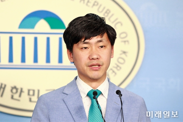 이종철 바른미래당 대변인이 15일 오후 서울 여의도 국회 정론관에서 현안브리핑을 하고 있다./사진=장건섭 기자