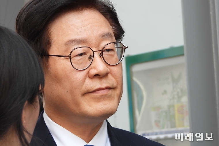 공직선거법상 허위사실 공표와 직권남용권리행사방해 혐의 등으로 기소된 이재명 경기지사가 16일 오후 경기도 성남시 수정구 수원지방법원 성남지원에서 열린 1심 선고공판에 출석하고 있다./사진=장건섭 기자