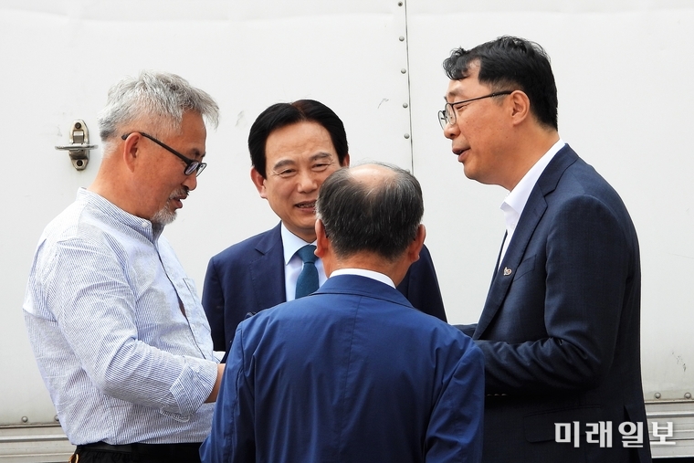 윤영찬 전 청와대 국민소통수석이 16일 오후 경기 성남시 수원지법 성남지원에서 열린 이재명 경기지사의 선고공판에 법정 앞에서 대화를 나누고 있다./사진=장건섭 기자