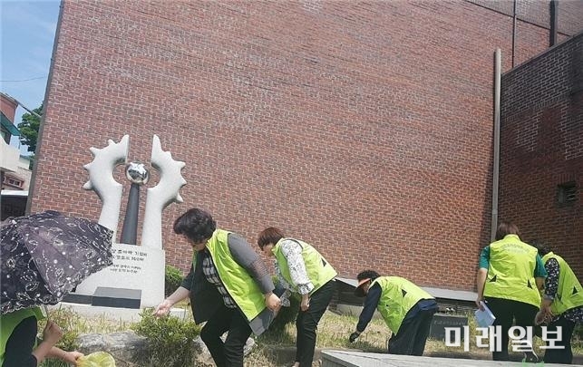 광주 남구가 현충시설 관리 및 탐방객을 안내하는 서포터즈를 운영하고 있다. / 사진=남구 제공