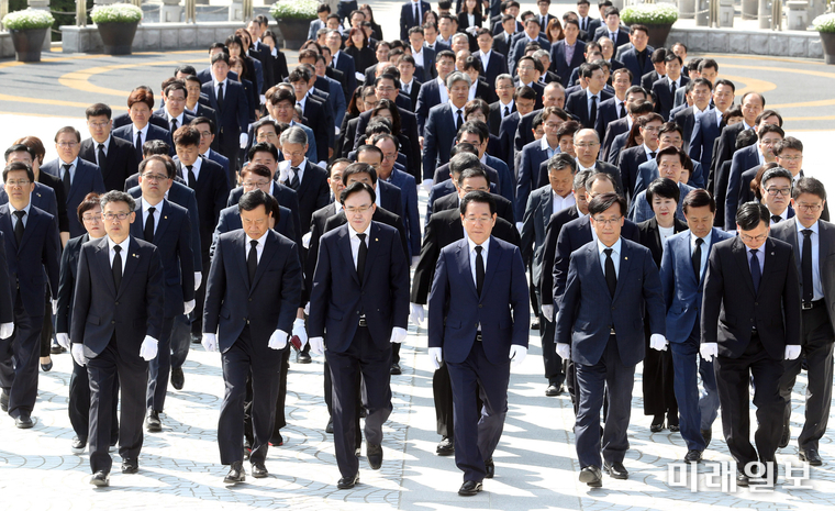 제39주년 5.18민주화운동 기념일을 앞둔 16일 오전, 김영록 전남도지사가 박병호 행정부지사와 윤병태 정무부지사, 간부공무원, 1980년 태생 도청직원 등 200여명과 국립5.18민주묘지를 합동 참배했다. / 사진=전남도 제공