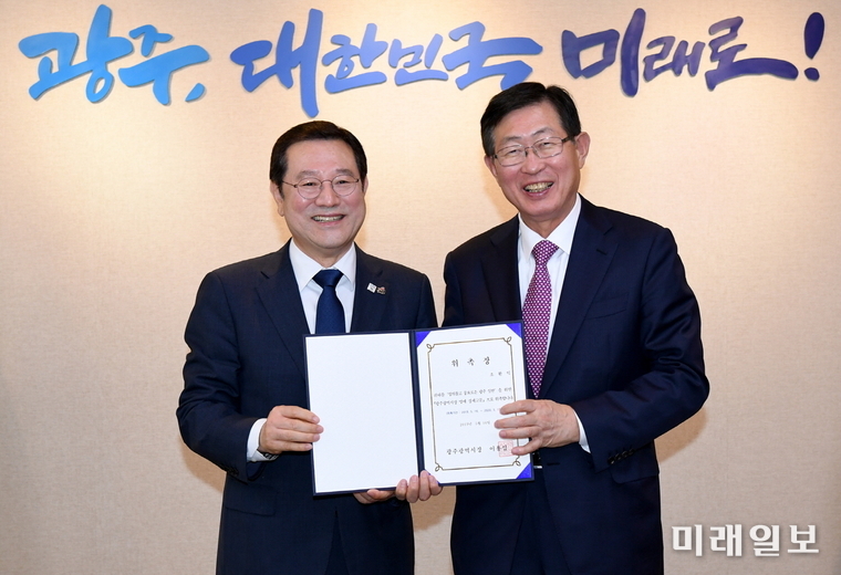 이용섭 광주광역시장은 16일 오전 시청 3층 접견실에서 4차산업 혁명을 선도하고 특히 경제, 에너지, 통상분야 등에서 전문적인 자문을 받기 위해 조환익 전 한국전력공사 사장을 광주시장 명예 경제고문으로 위촉했다. / 사진=광주시 제공