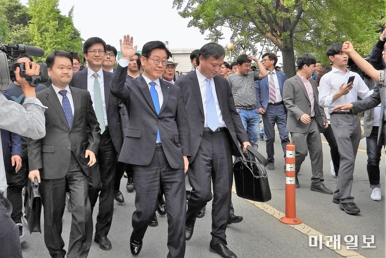 이재명 경기도지사가 16일 오후 수원지방법원 성남지원에서 열린 1심 선고공판에서 무죄를 선고 받고 변호인들과 법원을 나서고 있다./사진=장건섭 기자