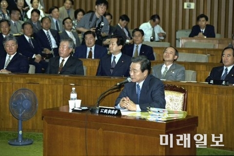 국회도서관은 21일 국회기록보존소 홈페이지를 통해 '인사청문회법' 변천사를 공개했다. 지난 2000년 6월 26일 열린 우리나라 최초의 인사청문회인 '국무총리(이한동) 임명동의에 관한 인사청문특별위원회'에서 당시 이한동 국무총리후보자가 답변하고 있다./사진=국회도서관 제공