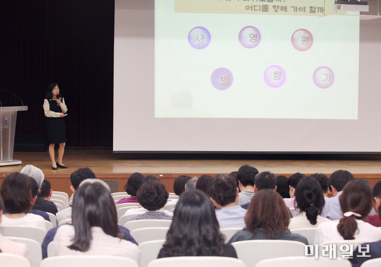 광주 동구가 23일 동구청 대회의실에서 ‘2019년 성별영향평가 및 성인지 역량강화’교육을 실시했다. / 사진=동구 제공