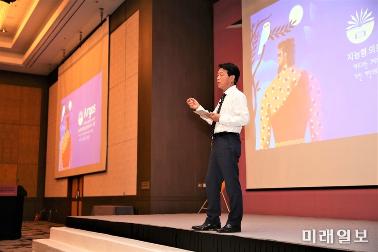 허용범 국회도서관장이 23일 경북 경주 힐튼호텔에서 열린 한국학술정보협의회 17차 정기총회 및 콘퍼런스에서 '데이터 융합과 더 큰 도서관 세상'을 주제로 기조강연을 하고 있다./사진=국회도서관 제공