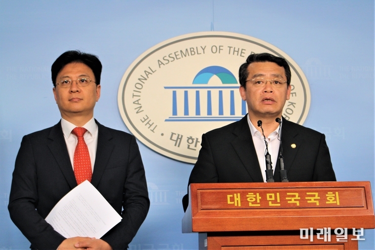 바른미래당 장진영 당대표 비서실장(왼쪽)과 임재훈 사무총장이 24일 오후 국회 정론관에서 지명직 최고위원 소송과 관련해 기자회견을 하고 있다./사진=김정현 기자