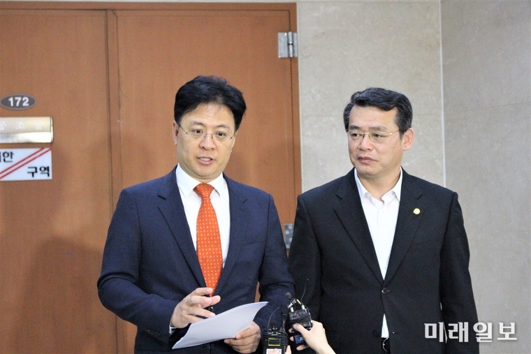 바른미래당 장진영 당대표 비서실장(왼쪽)과 임재훈 사무총장이 24일 오후 국회 정론관에서 지명직 최고위원 소송과 관련해 기자회견 후 백브리핑을 하고 있다./사진=김정현 기자