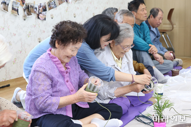 지난 22일 지원2동 용산경로당에서 경로당 및 양로시설 어르신들을 대상으로 진행된 ‘원예치료’ 모습. / 사진=동구제공