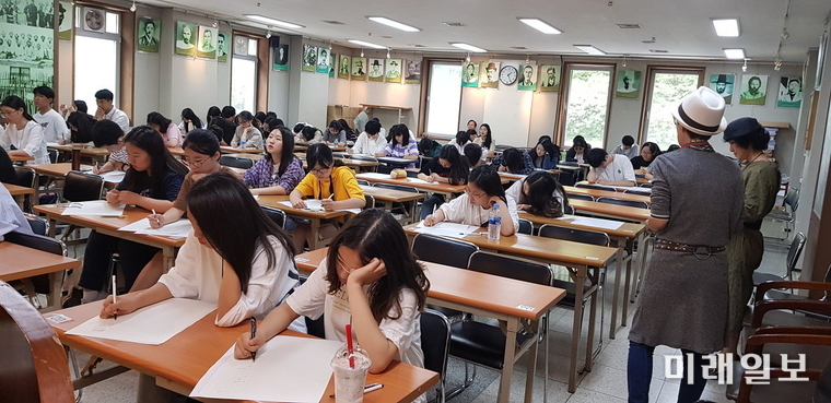 18일 오후 서울 서대문 독립공원 내 독립관 무궁화 홀에서 개최된 사단법인 한국현대시인협회 주최 '제25회 전국 고등학교 백일장'에서 110명의 청소년 문청(文靑)이 한 자리에 모여 백일장을 겨루고 있다./사진=박영대 시인 제공