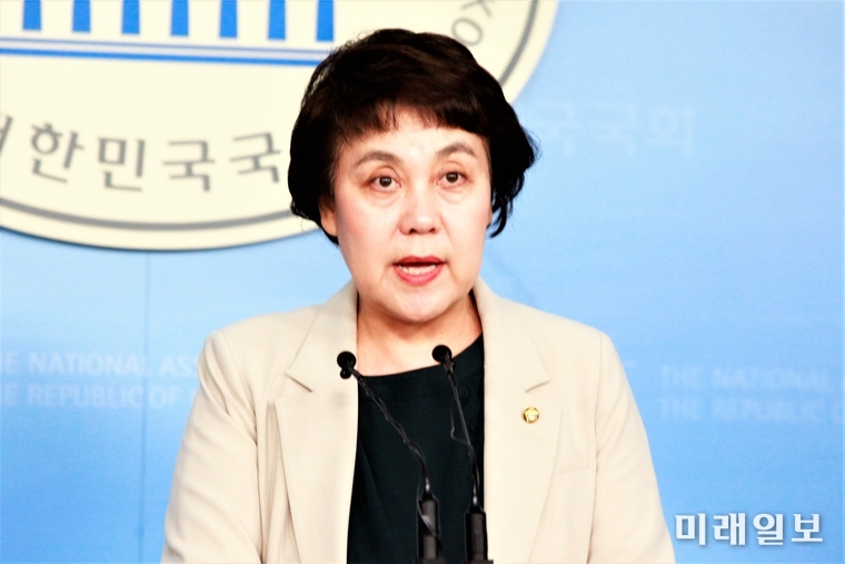 정춘숙 더불어민주당 원내대변인이 29일 오전 서울 여의도 국회 정론관에서 현안브리핑을 하고 있다./사진=장건섭 기자