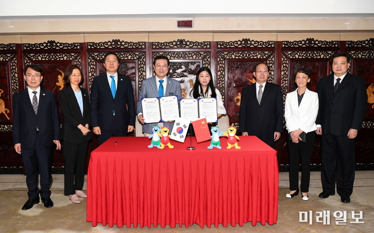 이용섭 광주광역시장은 29일 오후 중국 국가체육총국에서 궈중원 체육총국장(장관), 저우지홍 수영협회장을 예방하고 2019광주세계수영선수권대회 성공 개최를 위한 지원 협약을 체결한 후 기념촬영을 하고 있다./사진=광주시 제공