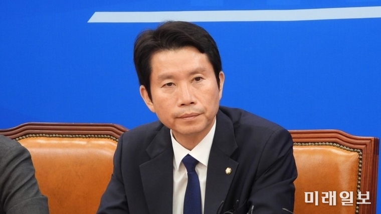 이인영 더불어민주당 원내대표가 30일 오전 국회에서 열린 정책조정회의에 참석, 경청하고 있다./사진=장건섭 기자