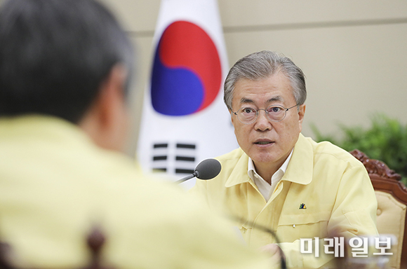 문재인 대통령이 30일 청와대에서 헝가리 유람선 사고 관련 긴급 대책회의를 주재하고 있다. /사진=청와대 제공