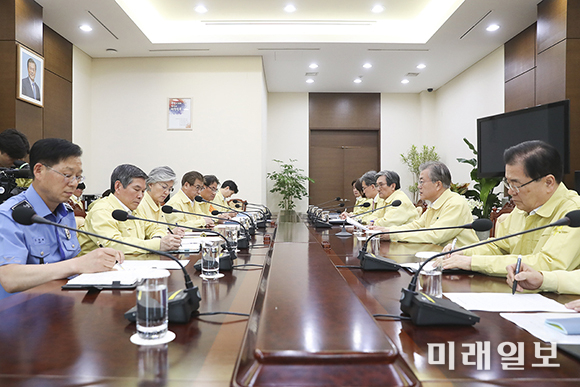 문재인 대통령이 30일 청와대에서 헝가리 유람선 사고 관련 긴급 대책회의를 주재하고 있다. /사진=청와대 제공