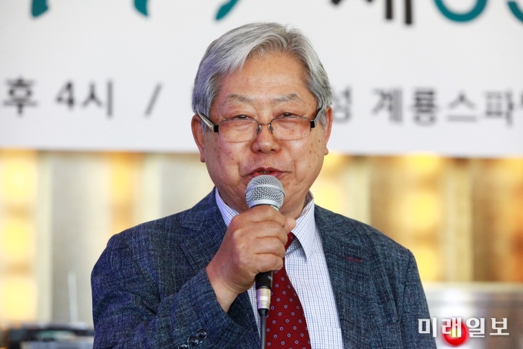 28일 오후 대전광역시 유성 계룡스파텔 10층 스카이라운지에서 개최된 '3.8민주의거 & 4.19혁명 제59주년 기념 시낭송회'에서 김용재 (사)3.8민주의거기념사업회 공동의장이 인사말을 하고 있다./사진=장건섭 기자