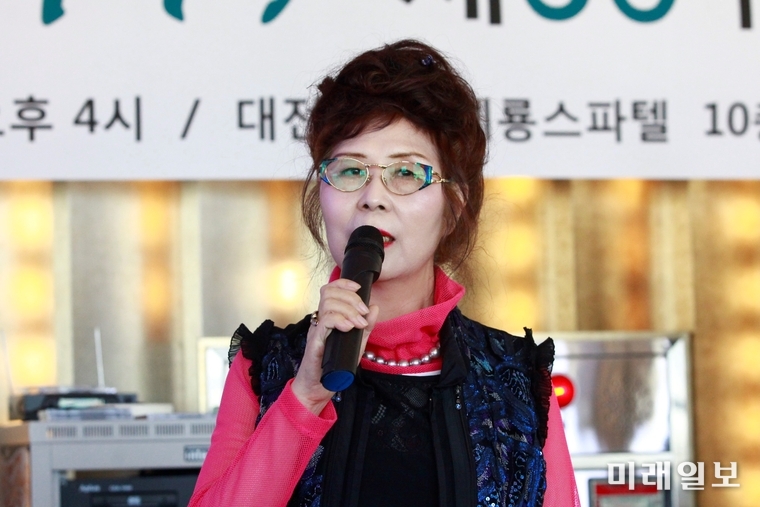 28일 오후 대전광역시 유성 계룡스파텔 10층 스카이라운지에서 개최된 '3.8민주의거 & 4.19혁명 제59주년 기념 시낭송회'에서 김철기 낭송가가 김철기 시 '그 때 그 발소리 지금 듣네요'를 낭송하고 있다./사진=장건섭 기자