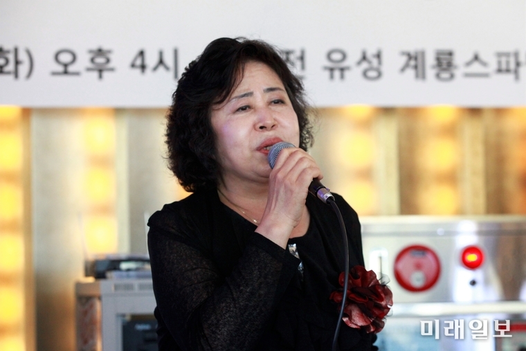 28일 오후 대전광역시 유성 계룡스파텔 10층 스카이라운지에서 개최된 '3.8민주의거 & 4.19혁명 제59주년 기념 시낭송회'에서 윤수화 낭송가가 정근옥 시 '자목련 피는 사월에는'를 낭송하고 있다./사진=장건섭 기자