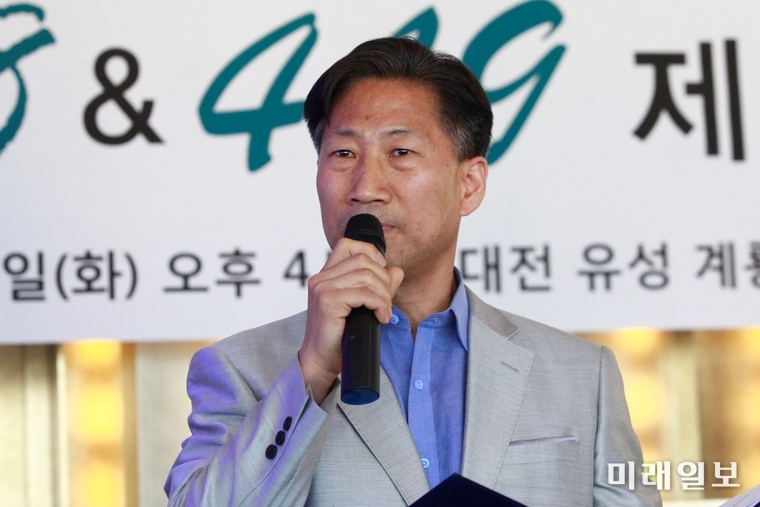 28일 오후 대전광역시 유성 계룡스파텔 10층 스카이라운지에서 개최된 '3.8민주의거 & 4.19혁명 제59주년 기념 시낭송회'에서 유부식 낭송가가 김검일 시 '슬픈 울음이 차올라'를 낭송하고 있다./사진=장건섭 기자
