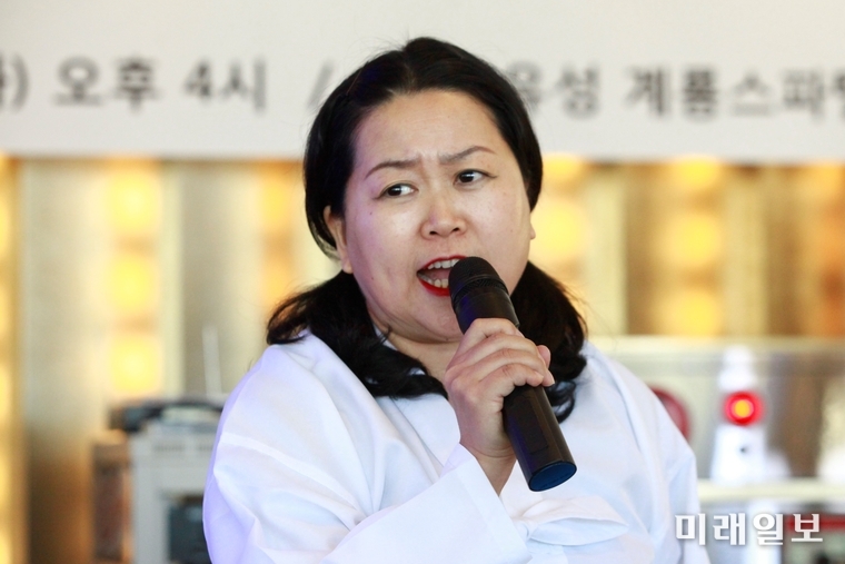 28일 오후 대전광역시 유성 계룡스파텔 10층 스카이라운지에서 개최된 '3.8민주의거 & 4.19혁명 제59주년 기념 시낭송회'에서 이다현 낭송가가 지은경 시 '4.19혁명 다시 하자'를 낭송하고 있다./사진=장건섭 기자