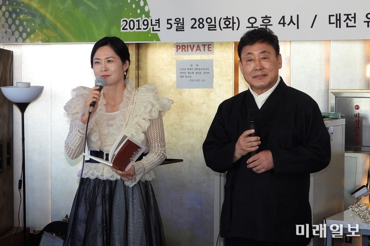 28일 오후 대전광역시 유성 계룡스파텔 10층 스카이라운지에서 개최된 '3.8민주의거 & 4.19혁명 제59주년 기념 시낭송회'에서 손중배(왼쪽)·김종진 낭송가가 김용옥 시 '개나리꽃 필적에'를 합송하고 있다./사진=장건섭 기자