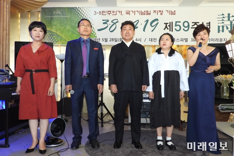 28일 오후 대전광역시 유성 계룡스파텔 10층 스카이라운지에서 개최된 '3.8민주의거 & 4.19혁명 제59주년 기념 시낭송회'에서 (왼쪽부터) 유가희·주영길·손중배·이다현·박정숙 낭송가가 김윤식 시 '아직은 체념할 수 없는 까닭'을 합송하고 있다./사진=장건섭 기자