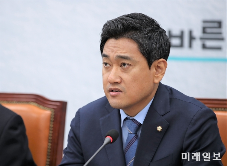 오신환 바른미래당 원내대표가 31일 국회에서 열린 최고위원회의에서 이인영 더불어민주당 원내대표와 나경원 자유한국당 원내대표에게 3당 원내대표 회담을 제안하고 있다./사진=국회기자단 김진혁 기자