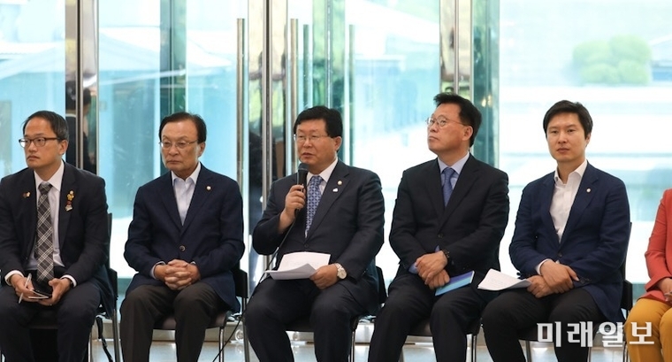 설훈 더불어민주당 최고위원이 31일 판문점에서 열린 현장 최고위원회의에서 모두발언을 하고 있다./사진=더불어민주당 제공