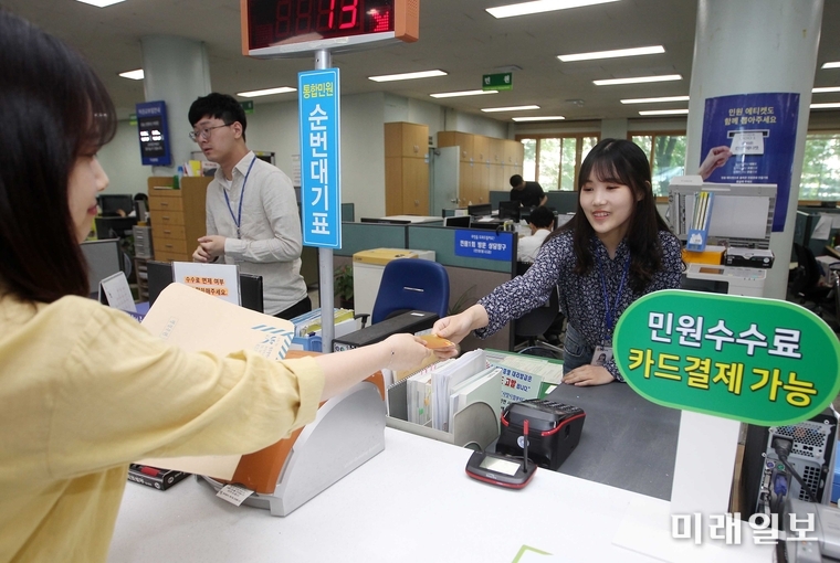 광주 북구가 “카드 사용이 보편화됨에 따라 3일부터 주민들에게 민원 수수료 납부 편의를 제공하기 위해 ‘민원 수수료 카드결제서비스를’ 전면 시행한다. / 사진=북구 제공