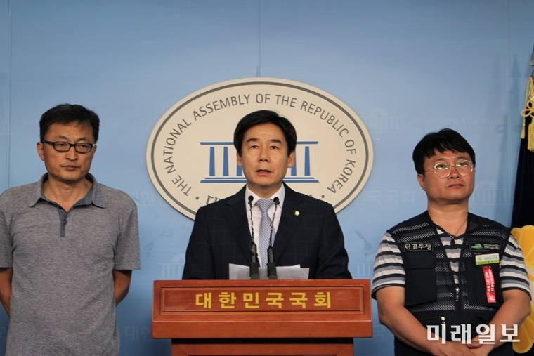 무소속 이용호 의원과 한국타워크레인조종사노동조합원들이 4일 오후 국회 정론관에서 타워크레인의 제작기준을 명확히 하는 '건설기계관리법 일부개정법률안'을 발의한다는 기자회견을 하고 있다./사진=김정현 기자