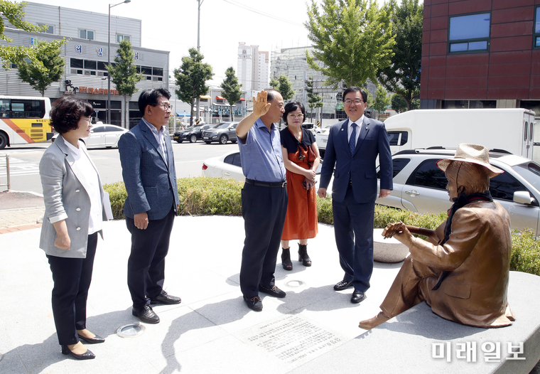 문인 북구청장이 4일 북구 북동 93-1번지 일원을 대상으로 추진하는 지역 자원을 활용한 도시재생 사업인 ‘김정호 거리’ 조성 사업 현장을 돌아보고 사업 관계자와 지역주민들의 의견을 청취했다. / 사진=북구 제공