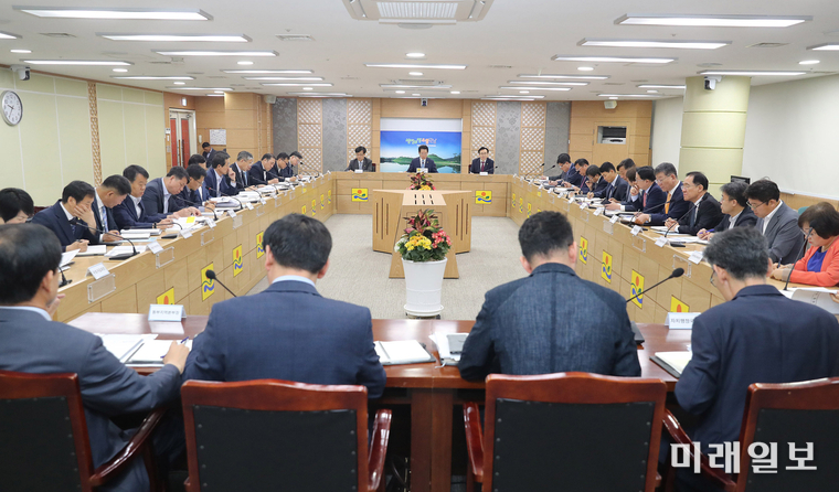 김영록 전남도지사가 4일 오전 도청 정철실에서 실국장 정책회의를 주재하고 있다. / 사진=전남도 제공